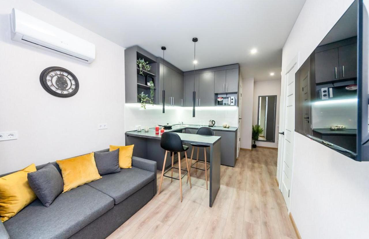 Шикарные Апартаменты, Ревудского 40В, 3 Мин Пешком М Харьковская Kyiv Exterior photo